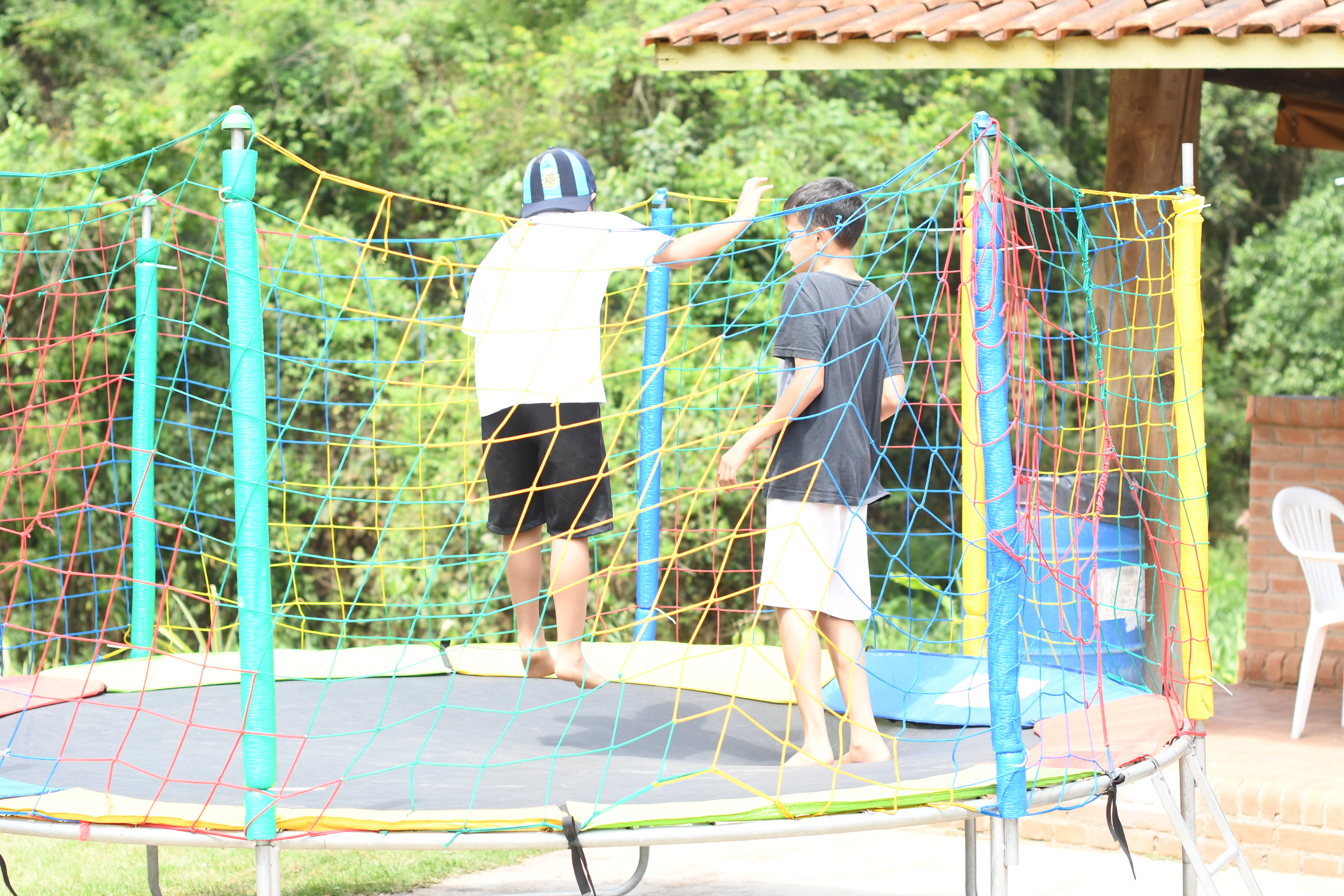 Crianças se divertindo na cama elástica durante o evento